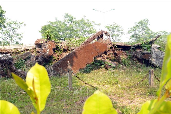Dãy nhà lao A trong Khu di tích Nhà tù Lao Bảo bị chiến tranh tàn phá, còn lại khối bê tông. Ảnh: Tá Chuyên - TTXVN