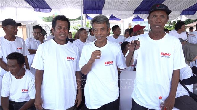 Những ngư dân đảo Miangas (Indonesia) trong lễ khánh thành làng chài. Ảnh: Đỗ Quyên - PV TTXVN tại Indonesia