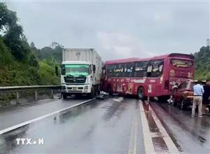 Va chạm liên hoàn gây ùn tắc cục bộ trên cao tốc Nội Bài-Lào Cai