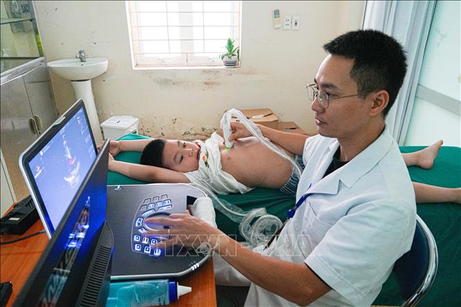 Các bác sĩ của Bệnh viện Tim Hà Nội thăm khám, siêu âm sàng lọc bệnh tim miễn phí cho nhiều trẻ em trên đia bàn tỉnh Điện Biên. Ảnh: Phan Quân - TTXVN
