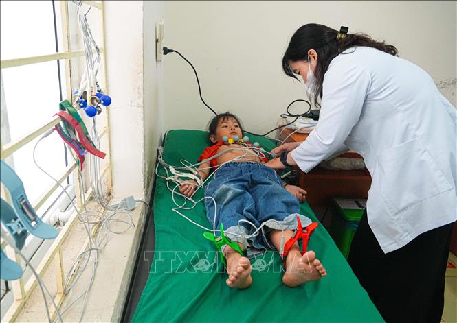 Các bác sĩ của Bệnh viện Tim Hà Nội thăm khám, điện tim, sàng lọc bệnh tim miễn phí cho nhiều trẻ em trên đia bàn tỉnh Điện Biên. Ảnh: Phan Quân - TTXVN