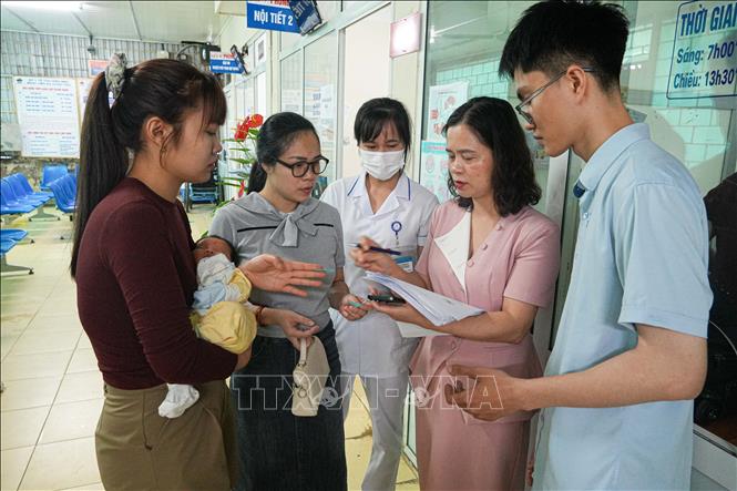 Đội ngũ Y, bác sĩ tiến hành lấy thông tin trước khi vào thăm khám cho trẻ, tại Bệnh viện Đa khoa tỉnh Điện Biên. Ảnh: Phan Quân - TTXVN