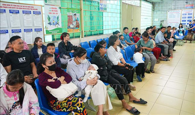 Hàng trăm trẻ em được người nhà đưa đến Bệnh viện Đa khoa tỉnh Điện Biên để khám sàng lọc bệnh tim miễn phí. Ảnh: Phan Quân - TTXVN
