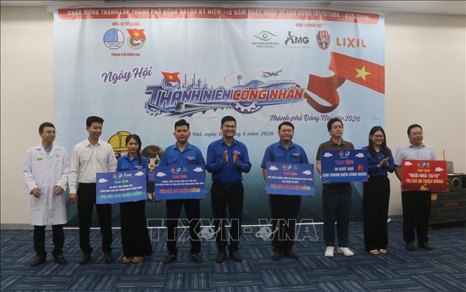 Thành đoàn Đồng Nai trao các nguồn lực hỗ trợ thanh niên công nhân trên địa bàn thành phố, với tổng giá trị hơn 1,2 tỷ đồng. Ảnh: Lê Xuân - TTXVN