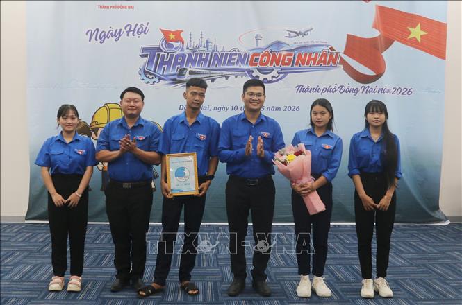 Ra mắt Chi hội thanh niên công nhân Công ty vận tải Hoàng Nhã (thành phố Đồng Nai) tại Ngày hội. Ảnh: Lê Xuân - TTXVN