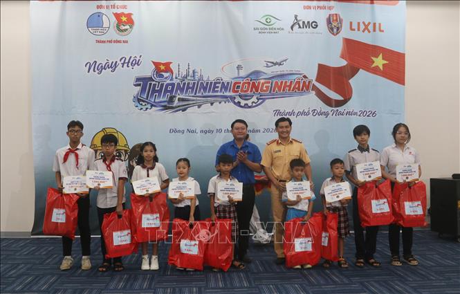 Thành đoàn Đồng Nai trao quà cho học sinh là con của thanh niên công nhân có hoàn cảnh khó khăn trên địa bàn thành phố. Ảnh: Lê Xuân - TTXVN