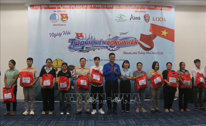 Thành đoàn Đồng Nai trao quà cho các thanh niên công nhân có hoàn cảnh khó khăn trên địa bàn thành phố. Ảnh: Lê Xuân - TTXVN