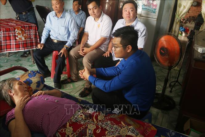Lãnh đạo Thành đoàn Đồng Nai thăm, động viên và trao nguồn lực hỗ trợ cho gia đình thanh niên công nhân có hoàn cảnh khó khăn trên địa bàn thành phố. Ảnh: Lê Xuân - TTXVN