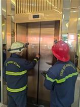 Giải cứu 7 phụ nữ mắc kẹt trong thang máy thẩm mỹ viện tại phường Hạnh Thông