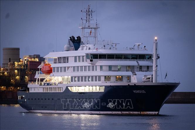 Tàu du lịch MV Hondius cập cảng Granadilla ở Tenerife thuộc quần đảo Canary, Tây Ban Nha ngày 10/5/2026. Ảnh: AA/TTXVN