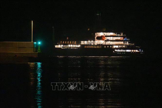 Tàu du lịch MV Hondius cập cảng Granadilla ở Tenerife thuộc quần đảo Canary, Tây Ban Nha ngày 10/5/2026. Ảnh: AA/TTXVN