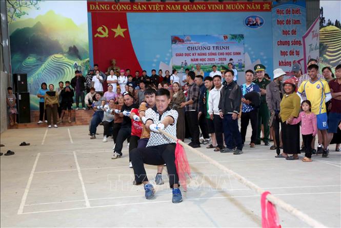 Các đội tham gia thi kéo co tại Ngày hội. Ảnh: Quang Quyết - TTXVN