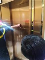 Cận cảnh giải cứu 7 phụ nữ mắc kẹt trong thang máy thẩm mỹ viện
