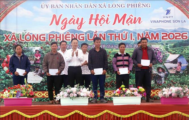Trao giải thi hái mận cho đại diện các đội tại Ngày hội. Ảnh: Quang Quyết - TTXVN
