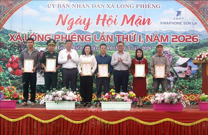 Trao Bảng vàng tri ân các tập thể, cá nhân tài trợ cho Ngày hội. Ảnh: Quang Quyết - TTXVN