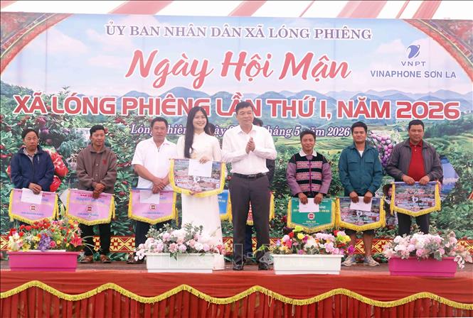 Chủ tịch UBND xã Lóng Phiêng Lừ Văn Chung trao giải Nhất cho đại diện đội thi tham gia giới thiệu về xã Lóng Phiêng tại Ngày hội. Ảnh: Quang Quyết - TTXVN