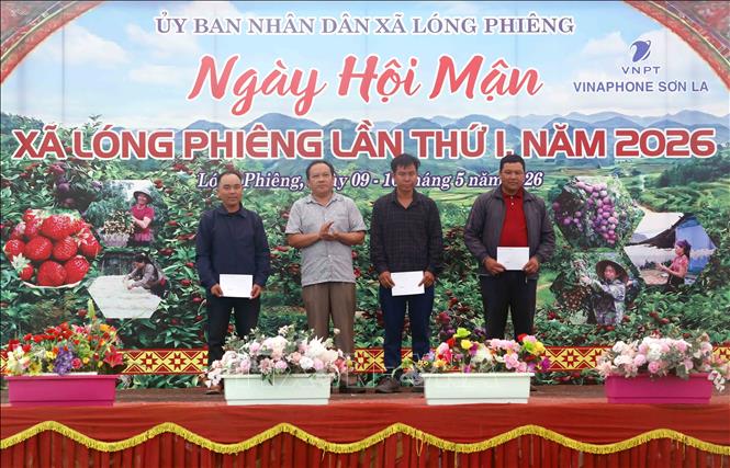 Trao giải Nhất, Nhì, Ba cho đại diện các đội tham gia thi kéo co tại Ngày hội. Ảnh: Quang Quyết - TTXVN