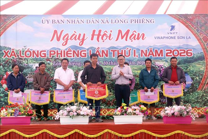 Bí thư Đảng ủy xã Lóng Phiêng Vi Tuấn Bảo trao giải Nhất cho đại diện đội thi trưng bày gian hàng tại Ngày hội. Ảnh: Quang Quyết - TTXVN