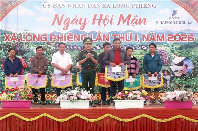 Trung tá, Chính trị viên Đồn Biên phòng Chiềng Tương Nguyễn Công Lưu trao giải Nhì cho đội thi số 6 (bản Pa Kha 2, Pa Kha 3) tham gia nội dung thi giới thiệu về xã Lóng Phiêng. Ảnh: Quang Quyết - TTXVN