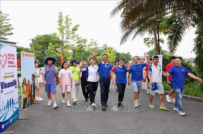 Đại biểu đi bộ hưởng ứng chương trình “Ngàn bước chân – Triệu trái tim khỏe”, chung tay hành động vì một cộng đồng khỏe mạnh hơn. Ảnh: Minh Quyết - TTXVN