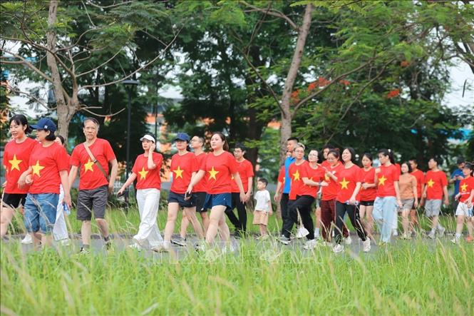 Đại biểu đi bộ hưởng ứng chương trình “Ngàn bước chân – Triệu trái tim khỏe”, chung tay hành động vì một cộng đồng khỏe mạnh hơn. Ảnh: Minh Quyết - TTXVN