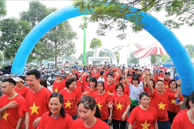 Đại biểu đi bộ hưởng ứng chương trình “Ngàn bước chân – Triệu trái tim khỏe”, chung tay hành động vì một cộng đồng khỏe mạnh hơn. Ảnh: Minh Quyết - TTXVN