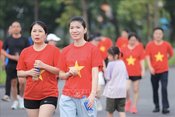 Đại biểu đi bộ hưởng ứng chương trình “Ngàn bước chân – Triệu trái tim khỏe”, chung tay hành động vì một cộng đồng khỏe mạnh hơn. Ảnh: Minh Quyết - TTXVN