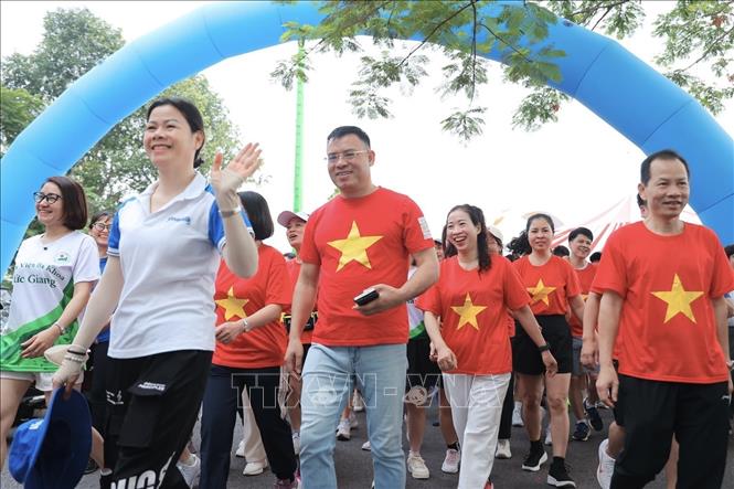 Đại biểu đi bộ hưởng ứng chương trình “Ngàn bước chân – Triệu trái tim khỏe”, chung tay hành động vì một cộng đồng khỏe mạnh hơn. Ảnh: Minh Quyết - TTXVN