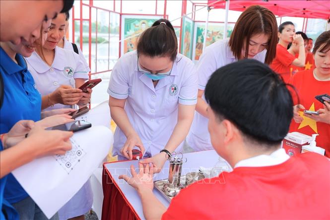 Tại chương trình, đại biểu người dân được đăng ký đo huyết áp, kiểm tra lượng đường trong máu… Ảnh: Minh Quyết - TTXVN 