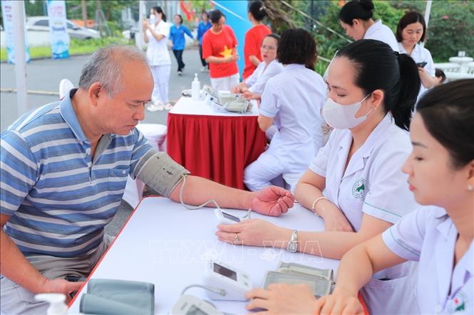 Tại chương trình, người dân được đăng ký đo huyết áp, kiểm tra lượng đường trong máu… Ảnh: Minh Quyết - TTXVN 