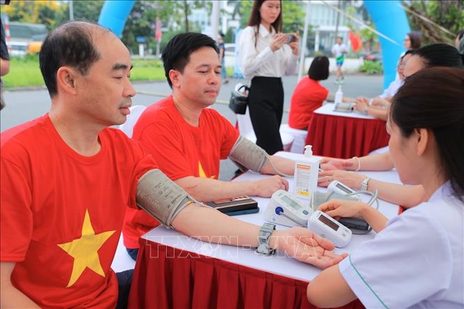 Tại chương trình, người dân được đo huyết áp, kiểm tra lượng đường trong máu… Ảnh: Minh Quyết - TTXVN 