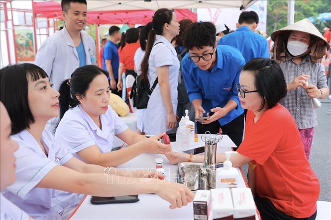 Tại chương trình, người dân được đo huyết áp, kiểm tra lượng đường trong máu… Ảnh: Minh Quyết - TTXVN 