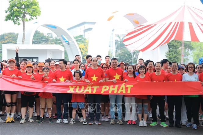 Đại biểu đi bộ hưởng ứng chương trình “Ngàn bước chân – Triệu trái tim khỏe”, chung tay hành động vì một cộng đồng khỏe mạnh hơn. Ảnh: Minh Quyết - TTXVN
