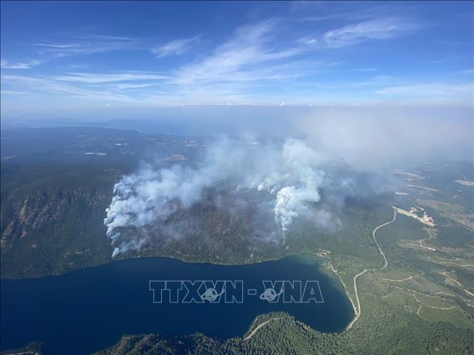Khói bốc lên từ một đám cháy rừng tại British Columbia, Canada. Ảnh: THX/TTXVN