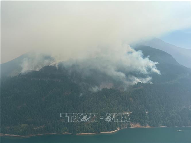 Khói bốc lên từ một đám cháy rừng tại British Columbia, Canada. Ảnh: THX/TTXVN