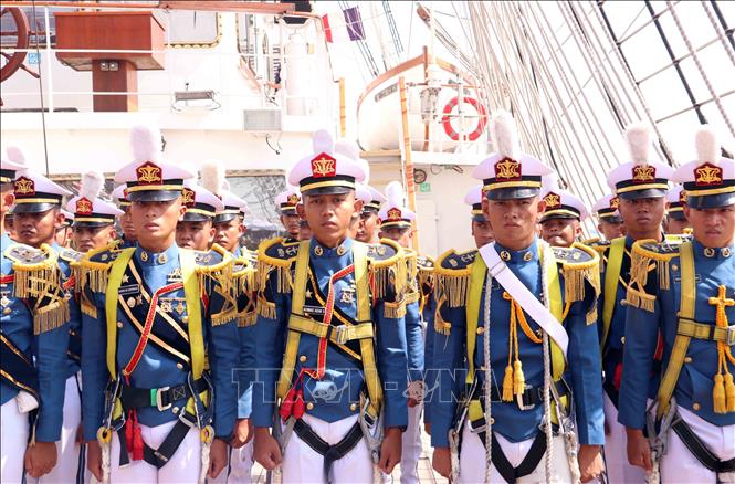 Các học viên trẻ trên tàu KRI Bima Suci thuộc Hải quân Indonesia. Ảnh: Xuân Khu-TTXVN