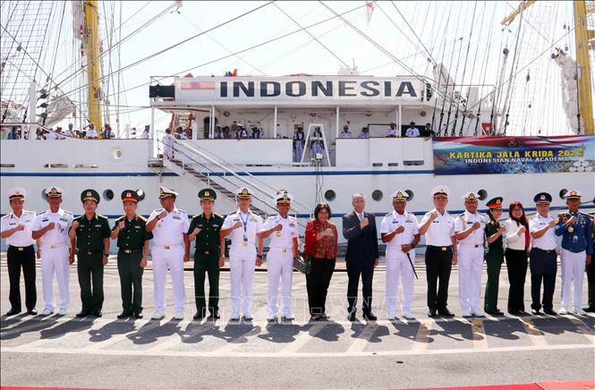 Các đại biểu hai nước chụp ảnh lưu niệm trước tàu KRI Bima Suci của Hải quân Indonesia. Ảnh: Xuân Khu-TTXVN