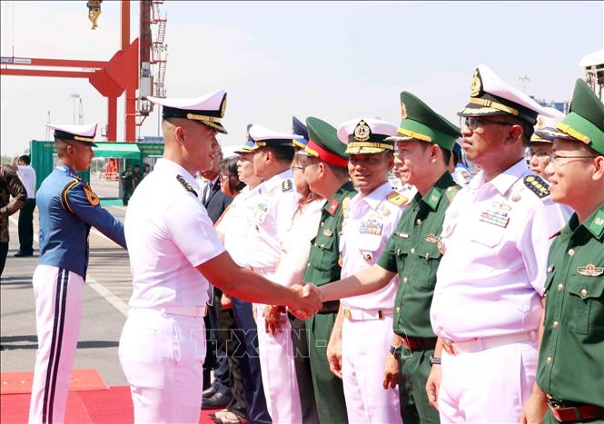 Đại diện các cơ quan, đơn vị chức năng Việt Nam dự lễ đón tàu KRI Bima Suci của Hải quân Indonesia. Ảnh: Xuân Khu-TTXVN
