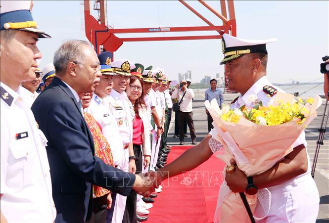 Ông Adam Mulawarman Tugio, Đại sứ Indonesia tại Việt Nam (trái) dự lễ đón tàu. Ảnh: Xuân Khu-TTXVN