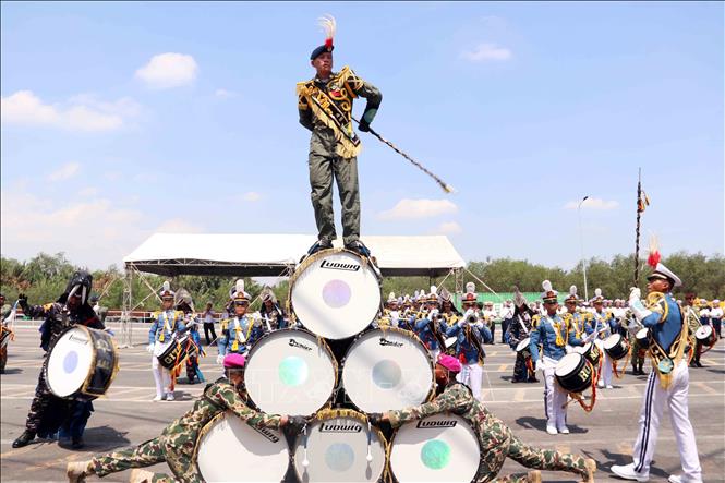 Biểu diễn nhạc trống của ban nhạc tàu KRI Bima Suci. Ảnh: Xuân Khu-TTXVN