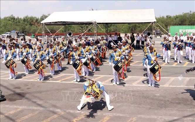 Chương trình diễn binh và biểu diễn âm nhạc do thủy thủ tàu KRI Bima Suci biểu diễn  tại bến cảng Sài Gòn- Hiệp Phước. Ảnh: Xuân Khu-TTXVN