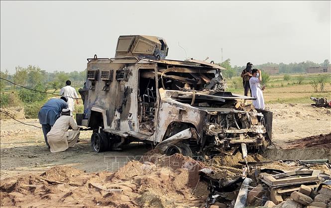 Hiện trường vụ đánh bom xe nhằm vào chốt kiểm soát tại huyện Bannu, tỉnh Khyber Pakhtunkhwa, Pakistan, ngày 10/5/2026. Ảnh: THX/TTXVN