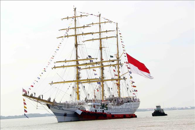 Tàu KRI Bima Suci thuộc Hải quân Indonesia được lai dắt vào cảng Sài Gòn - Hiệp Phước. Ảnh: Xuân Khu - TTXVN