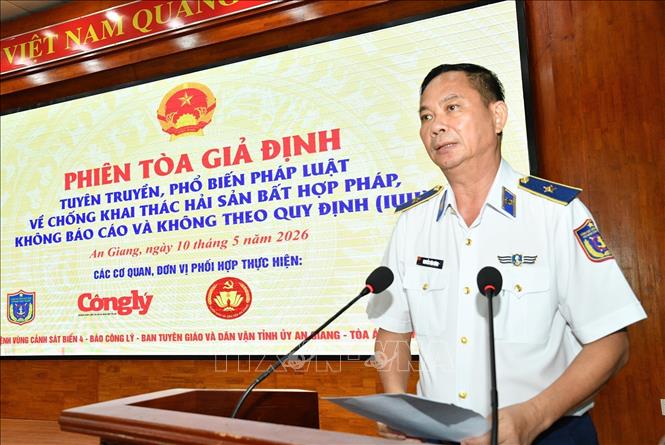 Thiếu tướng Nguyễn Văn Dũng, Chính ủy Bộ Tư lệnh Vùng cảnh sát biển 4 phát biểu. Ảnh: TTXVN phát
