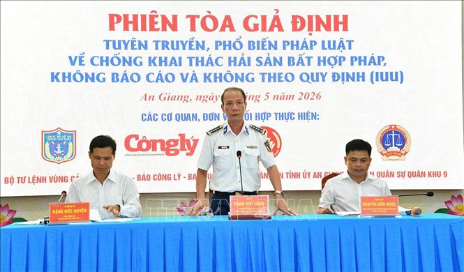 Tọa đàm, trao đổi pháp luật chống IUU với bà con ngư dân. Ảnh: TTXVN phát