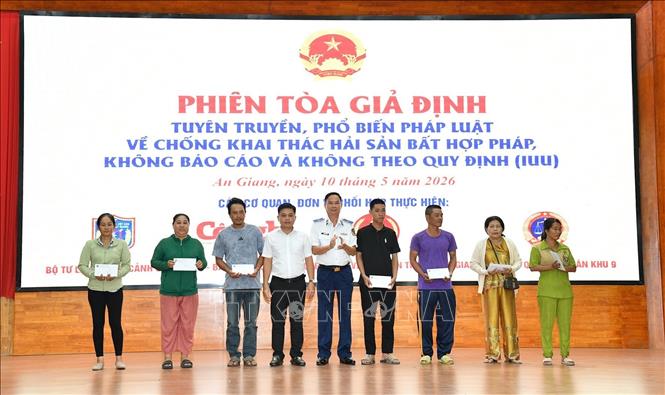 Bộ Tư lệnh Vùng Cảnh sát biển 4 trao tặng 40 suất quà cho chủ phương tiện, thuyền trưởng tàu cá trên địa bàn.  Ảnh: TTXVN phát