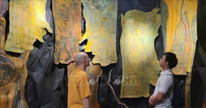 Một góc không gian triển lãm “Hẹn ước mùa sau” của Tiến sĩ, họa sĩ Trịnh Thắng. Ảnh: Phương Thanh-TTXVN