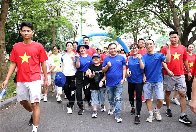 Đại biểu đi bộ hưởng ứng chương trình “Ngàn bước chân – Triệu trái tim khỏe”, chung tay hành động vì một cộng đồng khỏe mạnh hơn. Ảnh: Minh Quyết - TTXVN