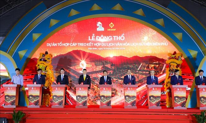 Phó Thủ tướng Nguyễn Văn Thắng cùng các đại biểu thực hiện nhấn nút động thổ Dự án Tổ hợp cáp treo kết hợp Du lịch văn hóa lịch sử Điện Biên Phủ. Ảnh: Xuân Tư - TTXVN