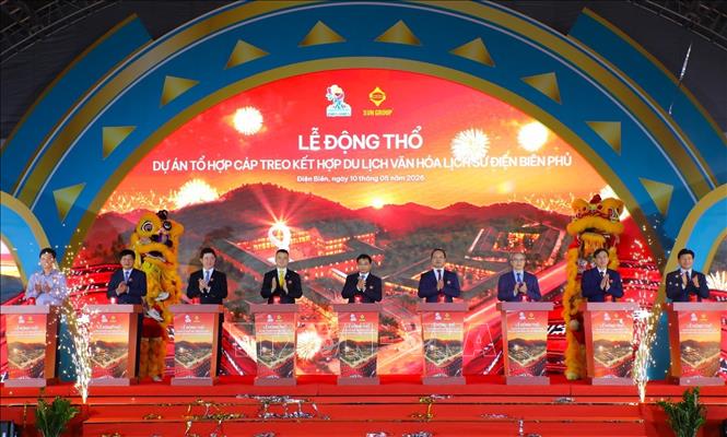 Phó Thủ tướng Nguyễn Văn Thắng cùng các đại biểu thực hiện nhấn nút động thổ Dự án Tổ hợp cáp treo kết hợp Du lịch văn hóa lịch sử Điện Biên Phủ. Ảnh: Xuân Tư - TTXVN